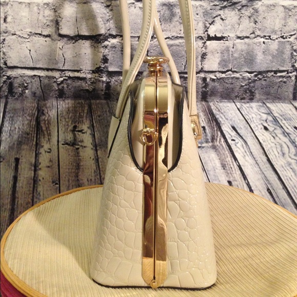 Cute White Elegant Purse ✨ - Picture 4 of 8